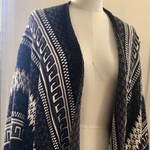 Black/white/gray printed knit cape with sleeves